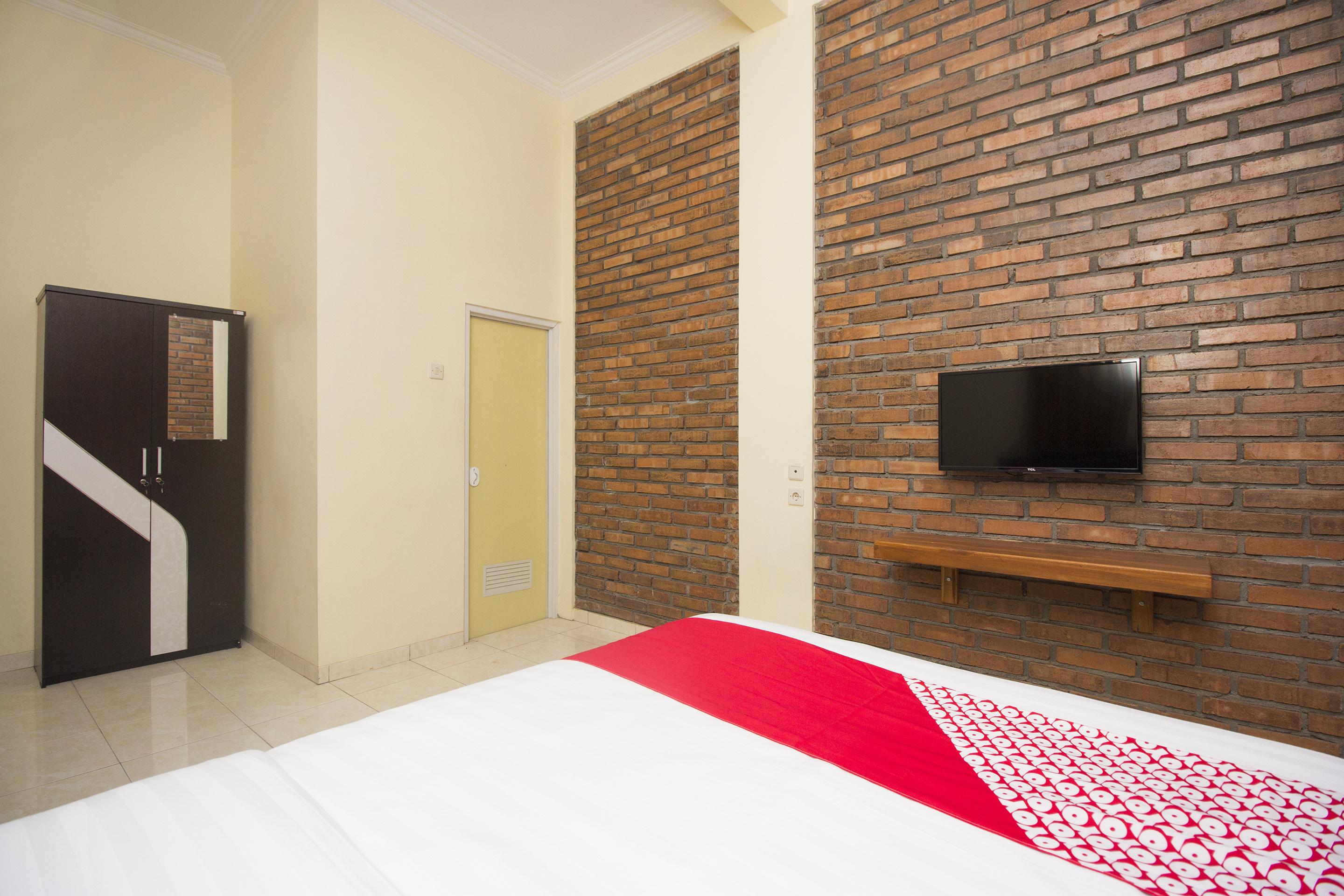 Oyo 952 Annisa Syariah Guest House Yogyakarta Exterior photo