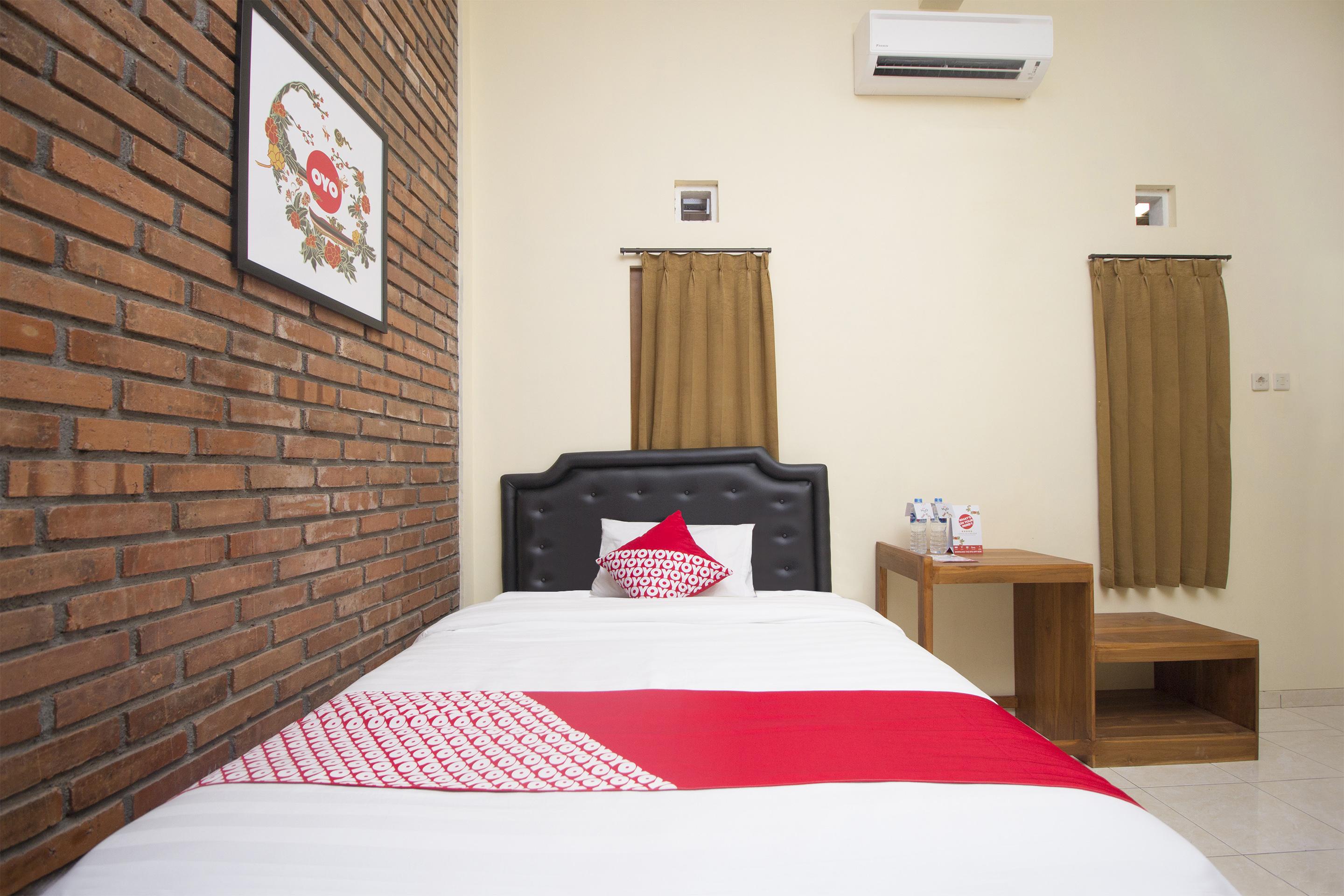 Oyo 952 Annisa Syariah Guest House Yogyakarta Exterior photo