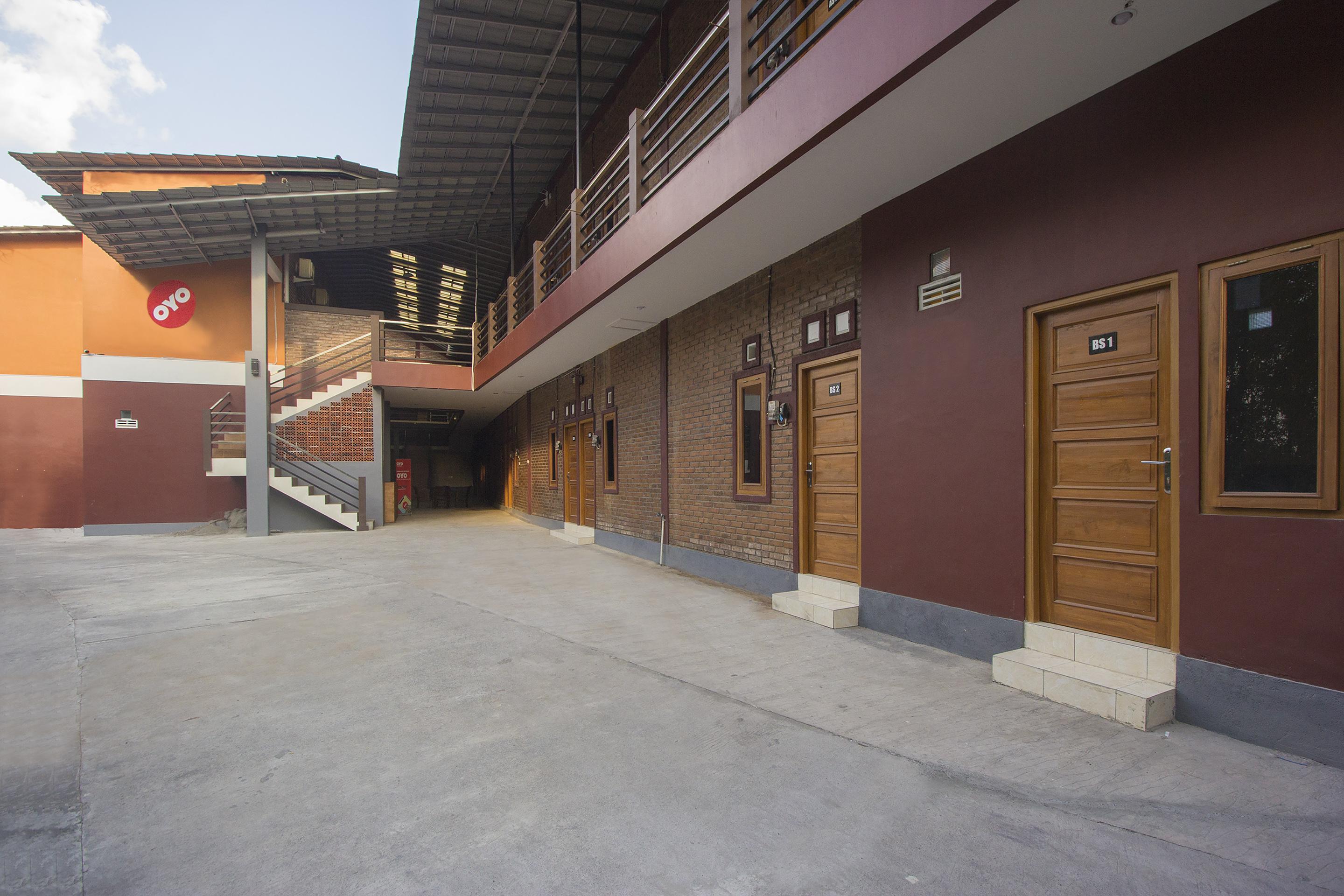 Oyo 952 Annisa Syariah Guest House Yogyakarta Exterior photo